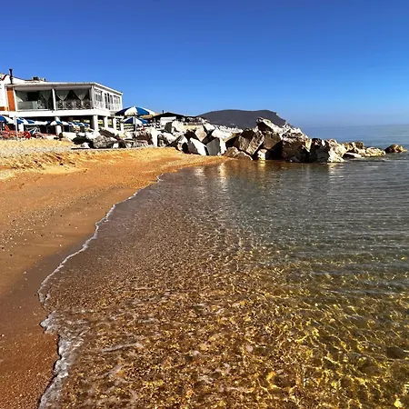 I Giardini Del Conero Con Ombrellone In Порто-Реканати