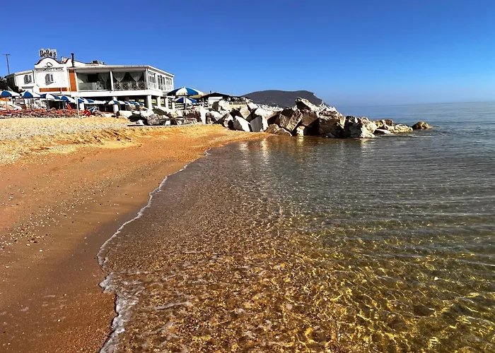 I Giardini Del Conero Con Ombrellone In Порто-Реканати